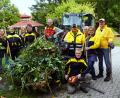Bild: bkr
Elf Postbedienstete räumten am Dienstag in den Grünanlagen des SOS-Kinderdorfes auf. Die gute Stimmung zeigte, dass sie es gerne und voller Eifer taten.