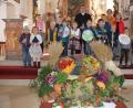 Bild: kro
Kinder gestalteten den Familiengottesdienst zum Erntedankfest in Wondreb mit. Unser Bild zeigt die Kinder vor dem geschmückten Erntedank-Altar mit Stefanie Scharnagl (rechts), die mit den Kindern alles einstudierte, und Kaplan Daniel Fenk (mitte).