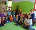 Bild: hl
Leiterin Kerstin Dilling (rechts) und ihre Mitarbeiterinnen hatten mit den Kindern die Andacht mit Pfarrer Heribert Stretz (hinten, Zweiter von links) vorbereitet