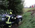 Bild: za
Eines der Autos bleibt am Fuß der Böschung liegen. Die Feuerwehr untersucht das Wrack.