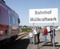 Bild: Hirsch
Am Tag der offenen Tür richtet der Zweckverband am Müllkraftwerk einen Bahnhof ein und befördert die Besucher von Schwandorf nach Dachelhofen.