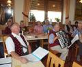 Bild: mmj
Beim "offenen Singen" des Oberpfälzer Volksliedkreises im Lindauer Wirtshaus übernahm Leonhard Bayerl (links) die Moderation. Musikalisch begleiteten Peter Jourgens und Sepp Baumer den Gesang.