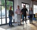 Bild: bjp
Tipps für mehr Bewegung im Leben geben die Bewegungstherapeuten Anne Droste und Oliver Welsner (von rechts) beim Mitgliedernachmittag der Seniorengemeinschaft "Generationen Hand in Hand". Mit dabei sind auch Elisabeth Gottsche (links) und Dieter Klein.