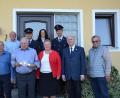 Bild: gi
Erhard Burger (mit Geschenk), eingerahmt von seinen beiden Kindern, feiert seinen 85. Geburtstag. Dazu gratulierten auch die Feuerwehr Burgtreswitz, der Förderverein Schloss Burgtreswitz sowie Pfarrer Josef Most (Zweiter von rechts) und Bürgermeister Hermann Ach (links).