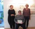 Bild: rbr
Die den Künstler betreuende Heilpädagogin Renate Höning, Wolfgang Bauer mit dem illustrierten Buch und die Kunstpädagogin Irene Fritz (von links) eröffnen die Ausstellung „Vom Glück, fliegen zu können“.