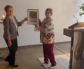 Bild: exb
Eine Spende von 500 Euro übergibt Ilse Stark im Gemeindezentrum Kreuz Christi an Renate Bärnklau vom Arbeitskreis Partnerschaft und Mission.