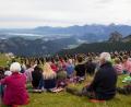 Bild: Markus Werner/exb
Beim Alphornbläserkonzert auf dem Breitenberg bei Pforten im Allgäu waren über 120 Alphornisten mit dabei. Die Großkonreuther Truppe stellte mit 17 Musikern die größte Einzelgruppe.