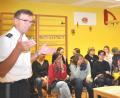 Bild: es
Über Kindersicherung in Fahrzeugen referiert Polizeihauptkommissar Jakob Stahl von der Polizeiinspektion Vohenstrauß in Tännesberg im Kindergarten "St.Martin". Zahlreiche Eltern hörten interessiert zu.