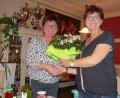 Bild: rn
Mit Blumenduft endet beim Obst- und Gartenbauverein eine Reise mit Petra Stark (rechts) in die Welt der Naturkosmetik. Irmgard Lingl dankte ihr für ihren besonderen Vortrag mit Blumen.