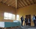 Bild: bl
Der Turnraum im neuen Kindergarten beeindruckt schon in der Bauphase durch seine Deckenkonstruktion aus massiven Holzbalken. Architekt Christian Schönberger, Kirchenpfleger Peter Scharnagl, Bürgermeisterin Birgit Höcherl, Pfarrer Wolfgang Dietz und Hans Mösbauer von der Kirchenverwaltung (von links) sind stolz auf den Neubau, der aktuellen Erfordernissen Rechnung trägt..