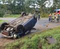 Bild: exb
Das Auto überschlug sich und blieb auf der Straße liegen.