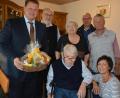 Bild: jr
Wolfgang Ellmauer (vorne, Mitte) feierte seinen 80. Geburtstag. Es gratulierten neben Ehefrau Lidwina (stehend, Mitte) auch Schwägerin Michaela (vorne rechts), Zweiter Bürgermeister Stefan Grillmeier und Stadtpfarrer Anton Witt (stehend, von links) sowie Manfred Heinrich und Wolfgang Pilz (stehend, von rechts) von der Siedlergemeinschaft Mitterteich.