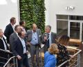 Bild: exb/Bayreuther
Thomas Hanauer (Dritter von rechts) führte die Ausschussmitglieder durch das Unternehmen EMZ-Hanauer Nabburg.