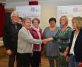 Bild: dob
Zur KDFB-Bezirksversammlung hieß Bezirksvorsitzende Martha Bauer (Zweite von rechts) mit Geistlichem Beirat Georg Hartl (links) und ihrer Stellvertreterin Hannelore Hopfner aus Schönsee (rechts) udn Schriftführerin Claudia Wiesent aus Waldau (Dritte von rechts) stellvertretende Diözesanvorsitzende Monika Schmidpeter (Zweite von links) und Bildungsreferentin Birgitt Pfaller (Dritte von links) im Pfarrheim St. Marien willkommen.