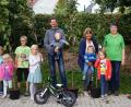 Bild: weu
Karl Ruhland und Christa Bösl (von rechts) übergaben an sechs Nachwuchsgärtner „Kinderbäume“.
