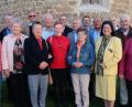 Bild: ohr
Seit dem 50. Geburtstag kommt der Jahrgang 1944 der Volksschule Nabburg regelmäßig im Fünfjahrestakt zu Klassentreffen zusammen. Heuer finden sich die 75-Jährigen im Brotzeitstüberl zu Perschen ein. Nach der Führung durchs Museum und der Kirche St. Peter und Paul stellen sich die Teilnehmer/innen mit Organisatorin Maria Näßl (Fünfte von rechts) an der Nordseite des Karners zum Erinnerungsfoto.
