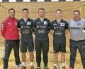 Bild: Günter Uschold (gud)
Die Neuzugänge des HV für die kommende Spielzeit zusammen mit Trainer Jan Vetrovec (links) und Betreuer Mario Baier (rechts): Torwart Tobias Fink (Mitte), Lucas Bindl (Zweiter von rechts) und Jannik Uschold.