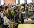 Bild: weu
18 Anbieter boten beim Mädchen-Flohmarkt im Mehrgenerationenhaus aktuelle Mode zu kleinen Preisen an. Groß war das Interesse der Käufer.