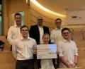 Bild: exb
Fünf der 15 Schüler des P-Seminars bei der Preisverleihung: oben von links Christoph Schönberg, Lehrer Markus Hartung und Nikolas Lowies, unten von links Daniel Lang, Franziska Schaller und Tobias Prause.