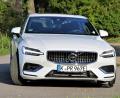 Bild: bz
Mit dem T8 Twin Engine bringt Volvo im S60 einen 390 PS starken Plug-in-Hybrid auf die Straße. Ein markantes Kennzeichen der Sportlimousine ist neben dem selbstbewussten Kühlergrill vor allem der "Thors Hammer" genannte LED-Scheinwerfer.