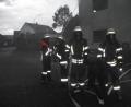 Bild: ror
Mit schwerem Atemschutzgerät rückt die Muglhofer Wehr bei einer Einsatzübung in der Feuerschutzwoche in Matzlesrieth an.