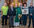 Bild: wms
Mit einer Bilder-Collage wurde Anita Schrems ausgezeichnet, die bereits die 50. Wallfahrt absolvierte. Im Bild: (von links) Stellvertretender Pilgerführer Peter Beer, ehemaliger Pilgerführer Hans Heldwein, Pater Reinhold Schmitt, Pilgerführer Bernd Schwamberger, Pilgersekretärin Anita Schrems und stellvertretender Pilgerführer Tobias Schwamberger.