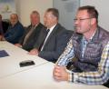 Bild: sön
Als Landrat Richard Reisinger (Zweiter von rechts) betonte „der Landkreis wird auch in Zukunft das ZEN unterstützen“, freuten sich ZEN-Vorsitzender Florian Junkes, Bürgermeister Markus Dollacker, Klimacheck-Projektleiter Karl-Heinz Hofbauer und Klimaschutzkoordinator Joachim Scheid (von rechts).