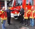 Bild: krb
Das Bild zeigt (von links) Kommandant Michael Spranger, Kreisbrandrat Marco Saller, Landrat Andreas Meier, stellvertretenden Kommandanten Marco Harrer und den Vorsitzenden des Neustädter Feuerwehrvereins Helmut Staratschek bei der Enthüllung des ersten Aufklebers „Deine NEW Schutzengel“.