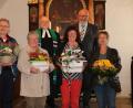 Bild: gru
Jubilare des Kirchenchors sind (von links) Michael Heldrich und Erika Hollederer; die bisherige Leiterin Heidi Wohlfahrt wird von Elsbeth Maderer abgelöst. Hinten von links Pfarrer Matthias Ahnert und der Vertrauensmann im Kirchenvorstand, Rudi Gruber.