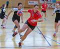 Bild: Günter Uschold (gud)
Katharina Kiener (hier im Spiel gegen die HSG Nabburg/Schwarzenfeld) und ihre Mannschaftskolleginnen starten mit einem Heimspiel gegen die SG Regensburg in die neue Bezirksoberligasaison.