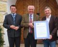 Bild: Hirsch
IHK-Geschäftsstellenleiter Manuel Lischka (Zweiter von rechts) überreichte Brauereibesitzer Wolfgang Rasel (Zweiter von links) eine Urkunde der Industrie- und Handelskammer für „100 Jahre Schlossbrauerei Naabeck“. Landrat Thomas Ebeling (links) und sein Mitarbeiter Christian Meyer (rechts) gratulierten.
