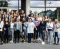 Bild: BFS Hotel- und Tourismusmanagement/exb
Thomas Metzler (links), stellvertretender Schulleiter der Berufsfachschule für Hotel- und Tourismusmanagement Wiesau, mit den 51 neuen Schülern – so viele wie noch nie in einem Jahrgang. Damit erreicht die Tourismusschule einen neuen Rekord.