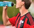 Bild: af
SC-Spieler Stefan Frischholz nimmt noch einen Schluck, bevor es in die Partie gegen den SV Kulmain geht.