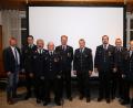 Bild: egl
Nach der in Freudenberg vorgenommenen Ehrung (von links): Bürgermeister Alwin Märkl, Kreisbrandmeister Armin Daubenmerkl, Kreisbrandrat Fredi Weiß, Richard Schwarz, Florian Junkes, Achim Hantke, Alwin Holzner, Kreisbrandmeister Jürgen Ehrnsberger, Kreisbrandinspektor Hubert Blödt und Kreisbrandmeister Alexander Graf.