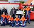 Bild: ds
Freude herrscht bei der Jugendfeuerwehr Etzelwang über den 1500 Euro-Scheck von der N-Ergie Nürnberg. Stehend von links Ronja Bleier, Robert Pilhofer, Kundenbetreuer Rainer Gründel, Kommandant Richard Pilhofer und Jugendbeauftragter Stefan Pesel.