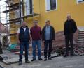 Bild: bö
Kleine Teile des Baugerüstes stehen noch, mehr aber nicht. Darüber freuen sich Kirchenpfleger Josef Weigert sowie die Mitglieder der Kirchenverwaltung Johann Spies und Josef Fleischmann sowie Architekt Johann Ernst aus Amberg (von links).