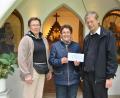 Bild: dob
Christa Wildenauer (Mitte) hat ein großes Spenderherz. Diesmal erhielt der Waldthurner Pfarrer Norbert Götz, der mit Pfarrhaushälterin Elisabeth Kodalle (links) vorbeikam, 1000 Euro für die Wallfahrtskirche auf dem Fahrenberg. Diese Großzügigkeit wusste der Seelsorger sehr wohl zu schätzen und bedankte sich mehrmals mit einem herzlichen "Vergelt's Gott".