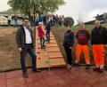 Bild: exb
Rektor Armin Aichinger und Bürgermeisterin Tanja Schiffmann freuen sich mit den Schüler über die neue Kletterrampe.