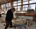 Bild: hzi
Dombaumeister Helmut Stuhlfelder erklärt die zum Bearbeiten der Steine erforderlichen Werkzeuge und führt diese vor.