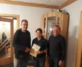 Bild: exb
Vorsitzender Gottfried Haas (links) und Herbert Schertler konnten mit Tanja Lindner das 1100. Mitglied in der Sektion Karlsbad willkommen heißen.