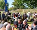 Bild: nm
Dr. Sissy Thammer (Mitte) brachte mit ihren aufrüttelnden Worten und mit der übergezogenen Feuerwehrjacke Farbe ins Spiel. Der Wind pfiff beim Paneuropa-Picknick kräftig und kalt über die Anhöhe bei Hildweinsreuth. Bild: nm