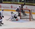 Bild: Hans-Jürgen Ziegler
Der Anfang vom Ende für die Blue Devils bei der 0:5-Niederlage in Rosenheim: Michael Kirchberger, Goalie Daniel Filimonow und Mirko Schreyer (von links) können den Treffer von Daniel Bucheli in der vierten Minute nicht verhindern.