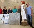Bild: Wolfgang Steinbacher
Es sind bereits die 7. Kastler Kunsttage, die zum Besuch einladen. Vier ganz unterschiedliche Künstler haben die Kastler Kunsttage-Macher versammelt: Karin Allar (Malerei), Helene Tschacher (Papierkunst), Michael Pickl (Holzarbeiten) und Wolfgang Bittner (Zementobjekte).