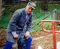 Bild: hka
Gerhard Hirt ist beim Anlegen des Schul- und Lehrgartens vom Sulzbach-Rosenberger Schulmuseum dabei.