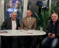 Bild: pmen
Pfarrer Herbert Sörgel, Vorstand des evangelischen Bildungswerkes Weiden, Maher Khedr, zweiter Vorsitzender des Landesverbands Bayern des Zentralrats der Muslime in Deutschland, und Werner Friedmann von der Gesellschaft für Christlich Jüdische Zusammenarbeit Weiden (von links) laden im Anschluss an den Film zum Gespräch im Foyer des Neue-Welt-Kinocenters.
