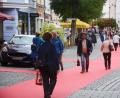 Bild: Gabi Schönberger
Noch bis zum Geschäftsschluss am Samstag bleibt der rote Teppich in der Innenstadt liegen. Die Aktion, die das Bündnis von "Wir sind Weiden" initiiert hat, kommt gut an.