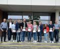 Bild: BSZ Wiesau/exb
Klassenleiter Oberstudienrat Jochen Römisch, stellvertretender Schulleiter Studiendirektor Thomas Metzler (von links) und Abteilungsleiter Studiendirektor Johann Gebhard (rechts) sowie einige Absolventen ermuntern Auszubildende mit einem guten mittleren Bildungsabschluss, das Fachabitur machen.