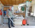 Bild: Portner
Vorsitzender Reinhold Kumeth betreut die Mosterei im Vereinsheim. Die Anlage wartet auf den nächsten Einsatz am 28. September. Es ist erst der dritte Termin in dieser Saison.