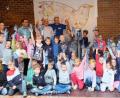 Bild: mab
Über die von Elternbeirat und Förderverein gesponserten Trinkflaschen freuen sich die Erstklässler sichtlich.Schulleitung und Vorsitzende der Elternvertretungen begrüßen zusammen mit den Lehrkräften Heidi Eichinger und Karin Zimmermann diese Anschaffung.