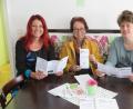 Bild: jzk
Jessika Wöhrl-Neuber, Marianne Fütterer und Petra Prölß (von links) sind sehr zufrieden mit der Gestaltung des Flyers zur neuen Vortragsreihe „Kindergesundheit“.